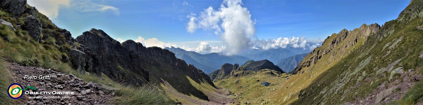 35 Vista panoramica sul vallone di salita al Pietra Quadra.jpg